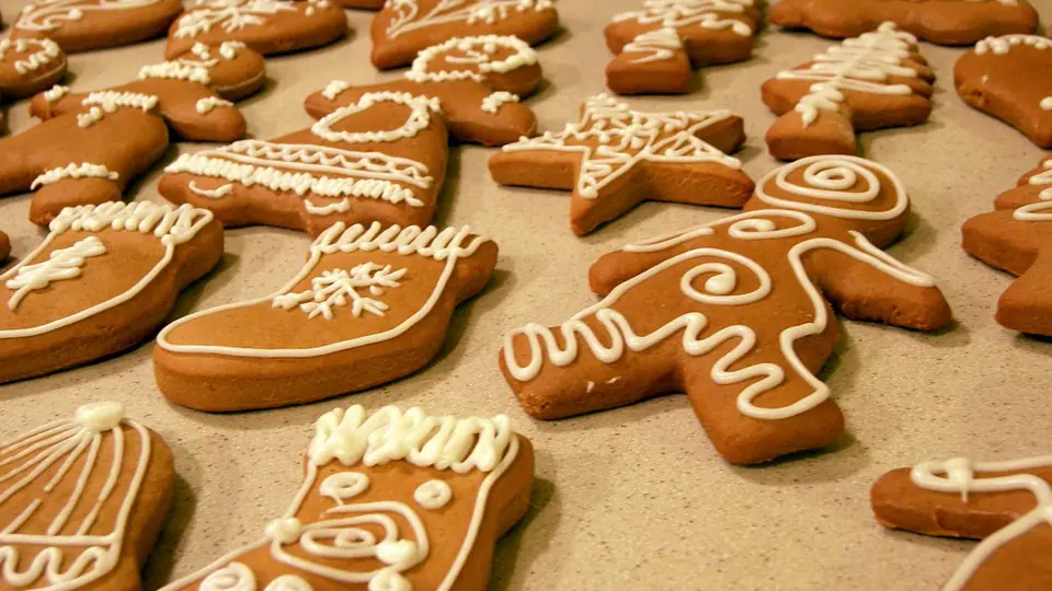 Lebkuchen in Stern-, Stiefel- und Männchenform mit weißer Zuckerglasur verziert